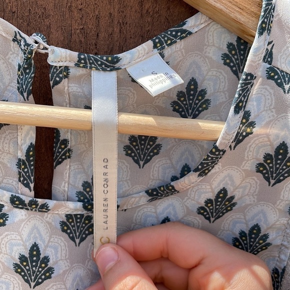 Lauren Conrad size small floral sleeveless top - Picture 2 of 3